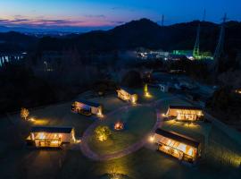 Luxury Trailers 離宮 伊勢, property with onsen in Sōchi