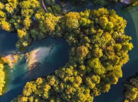 Turističko naselje- Japodski otoci, koliba u gradu Račić