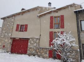 Maison de montagne dans charmant village du Capcir，Fontrabiouse的有停車位的飯店