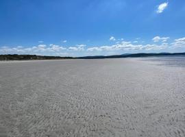 Donegal Beach Cottage with Sea Views, sleeps six, semesterhus i Lettermacaward