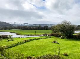 Riverside Chalet in heart of Lampeter, West Wales, hotel with parking in Lampeter