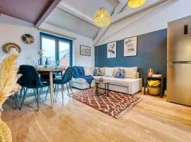 Ashcroft Loft by Timeless Stays - Stunning 3 Bedroom, 2 bathrooms, Charming central apartment featuring a balcony