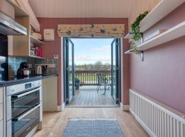 Ashcroft Loft by Apricity Property - Stunning 3 Bedroom, 2 bathrooms, Cosy Central Apartment with balcony, hotel in Cirencester
