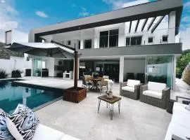 Casa moderna com piscina em Floripa - caminho das praias