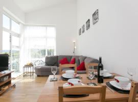 Pass the Keys 2 Bed Sea View Apartment with Balcony Parking, hotel v destinaci Benllech