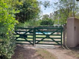 CASA EN JUANA KOSLAY San Luis con pileta, hotel in San Luis