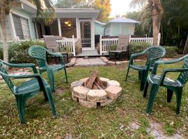 Charming Vacation Home Less Than 3 Mi to Stuart Beach, hotel in Stuart