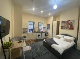 Modern studio apartment - great location!, hotel near The Towers, Mansfield