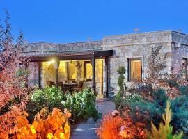 Serene House with Backyard in Bozcaada, хотел в Чанаккале