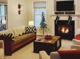 Cozy Cabin w/ Indoor Fireplace & Tranquil views，盧雷的寵物友善飯店