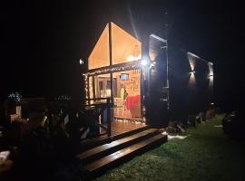 Domek Mazurski całoroczny nad jeziorem z sauną, hotel com piscina em Pasym