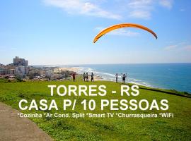 CASA de 2 quartos completa em TORRES-RS - Na mais bela praia Gaúcha - Cozinha - Banheiro - Ar condicionado - Smart TV 32 Android Apps Youtube - Netflix - Prime Vídeo e Wi-Fi - Estacionamento - Acomoda até 10 pessoas - Anfitriã Superhost no BnB, hotel em Torres