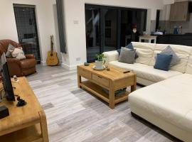 Surfers Lodge - Rest Bay, Porthcawl, hotel di Porthcawl