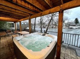 Cozy Cabin on the Lake w/ HotTub、Hopatcongのシャレー