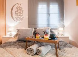 Lovely seaside apartment next to Starbucks opposite the beach park of Flisvos