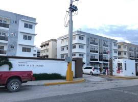 Residencial sarah de los Angeles，San Juan de la Maguana的有停車位的飯店