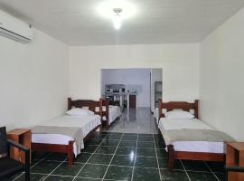 Sleep&Go! Family room - Cabina empresarial en Siquirres, hotel cerca de Universidad EARTH, Siquirres