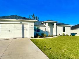New house with canal view in Cape Coral, 4-звезден хотел в Кейп Корал