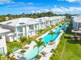 Casa toda climatizada com 2 suítes, gourmet privativo e internet 300MBPS no Residencial Monte das Oliveiras em Arraial D'Ajuda , condomínio com piscinas, sauna e portaria 24hrs.