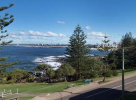 Wickham Point Unit 4 Kings Beach QLD, holiday home in Caloundra