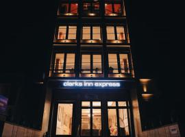 Clarks Inn Express, Dehradun, hotel cerca de Torre del reloj de Dehradun, Dehradun