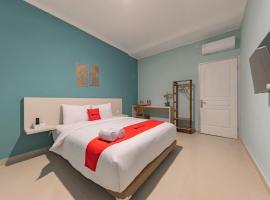 RedDoorz Plus near Surapati Core, hotel near Cicaheum Bus Terminal, Bandung