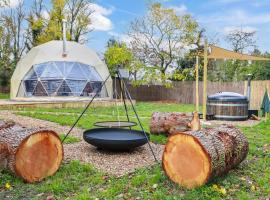 Luxury Dome with Private Wood-Fired Hot Tub, prabangi stovyklavietė Oksforde