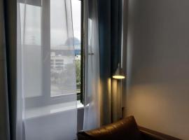 Pinto Guest Rooms: Varşova, Blue City yakınında bir otel
