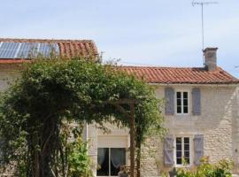 La Poussardiere, guest house in Saint-Martin-sous-Mouzeuil