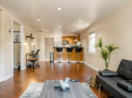 *2bdr Victorian Home away from Home - *Central Loc, hotell i Sacramento