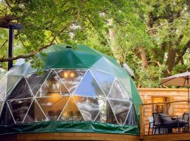 Luna Domes, hotel with parking in Chiddingstone