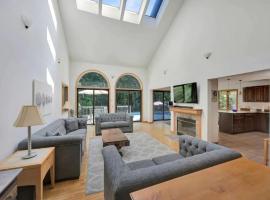Wonderful 6 Bedroom Home At Hamptons, villa in Noyack