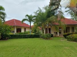 Beautiful bungalow with shared outdoor pool, hotel en Cha-am