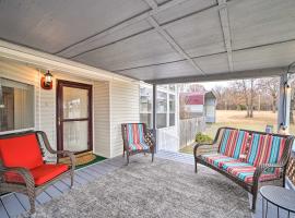 Eufaula Escape with Deck - Steps to Lake!, hotel v destinaci Eufaula