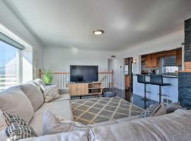 Bright Whittier Home with Spacious Deck!, vacation home in Whittier