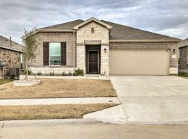 Sleek Fort Worth Home with Patio - Pets Welcome!, hotel di Fort Worth