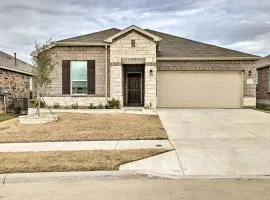 Sleek Fort Worth Home with Patio - Pets Welcome!