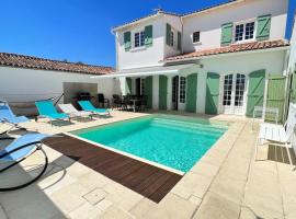 Superbe villa d'architecte avec piscine chauffée, hotel in Loix