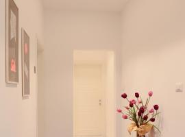 La Rosa rooms & holiday home, hotel in Porto SantʼElpidio