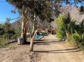 Cabaña con piscina en valle del elqui, lemmikloomasõbralik hotell sihtkohas La Serena