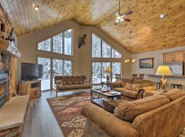 Cozy Eagle River Home with Paddleboard and 2 Kayaks!, hotel en Eagle River