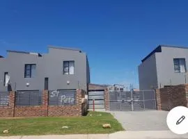 Exclusive townhouse Newton Park