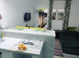 Studio, Cit&eacute; la GAZELLE ,pas Jafar, quartier calme 10 min de l'a&eacute;roport pr&egrave;s du Technopark, hotel que acepta mascotas en Jafar