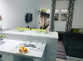 Studio, Cité la GAZELLE ,pas Jafar, quartier calme 10 min de l'aéroport près du Technopark