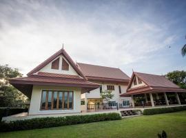 Thararin Villa, hotel sa parkingom u gradu Ban Doem Bang