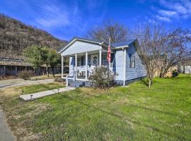 Pet-Friendly Charleston Home with Fenced Yard!, casa o chalet en Charleston