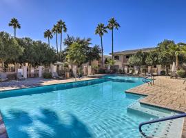 Phoenix Condo with Pool and Hot Tub - Dog Friendly!, huoneisto kohteessa Phoenix