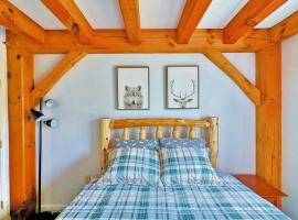 Newly Renovated & Furnished Condo, Only 3 min to Sunday River!, resort de esqui em Bethel