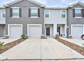 Wesley Chapel Townhome with Pool Access!, villa in Wesley Chapel