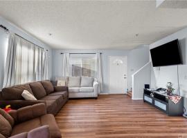 One Bedroom in Shared Townhouse with Pool, vacation rental in Los Angeles